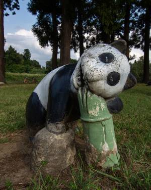 公園の『パンダ像』の見た目にゾッ！　「人間も食べそう」と話題に
