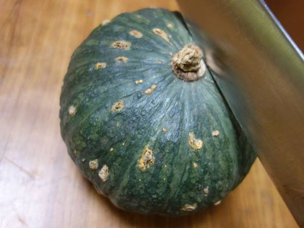 これなら指を切らずに済む！　硬いカボチャを簡単にカットする意外な方法とは？