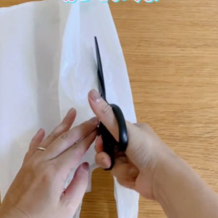 もしもの時に備えて覚えておきたい！　ビニール袋を使った簡易おむつの作り方に「これは役立つ」