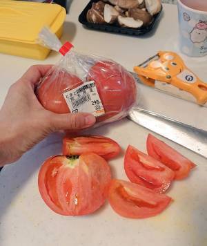 トマトの値段を見て「高っ！」といってしまった女性　すると、見知らぬおじいさんが…