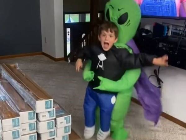 ハロウィンの衣装を着た男の子　宇宙人に連れ去られる演技がうますぎて大反響！