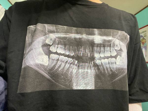 薬剤師が爆笑した、患者のTシャツ　まさかのセンスに「意味が分からない」「ジワジワくる」