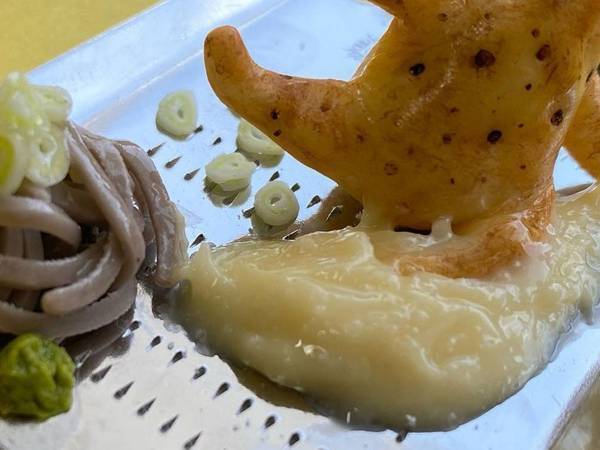 とろろが蕎麦に向かってズザアァァ！　身を削ったスライディングに「この発想はなかった」