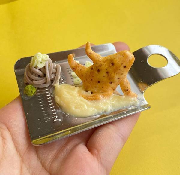 とろろが蕎麦に向かってズザアァァ！　身を削ったスライディングに「この発想はなかった」