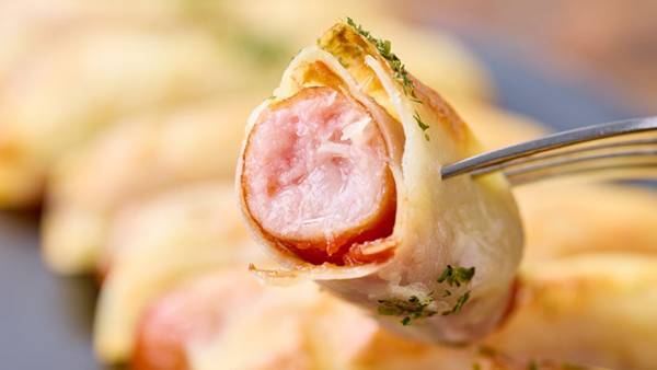 餃子の皮にウインナーを巻いて？　「これは素晴らしい！」「作ってみる」