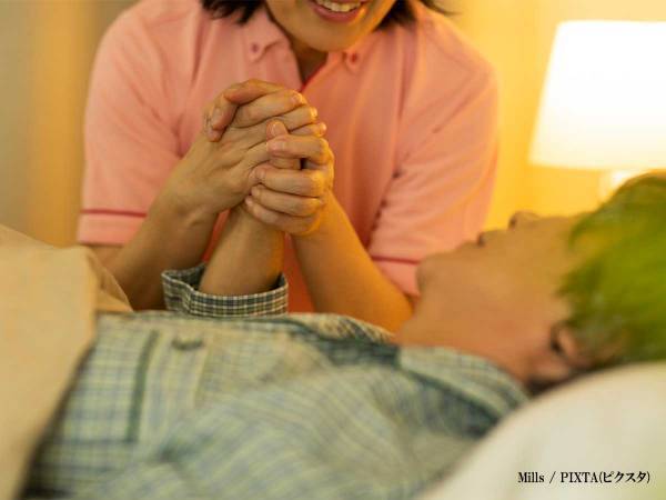 認知症の人に話しかけ続けるスタッフ、実は過去に…