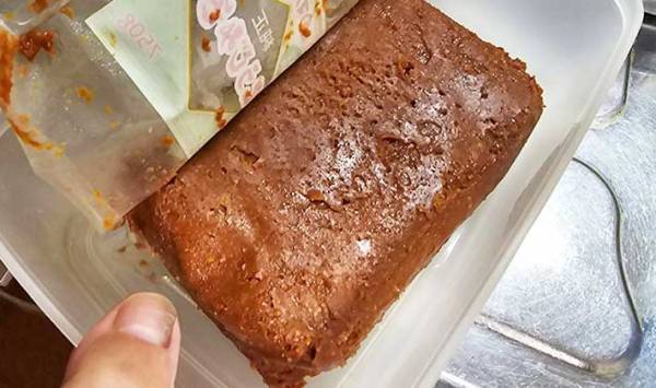 袋入りの味噌を驚くほど簡単に容器に移し替える方法　「早く知りたかった」「絶対やる」