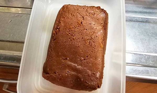 袋入りの味噌を驚くほど簡単に容器に移し替える方法　「早く知りたかった」「絶対やる」