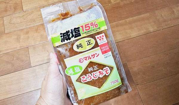 袋入りの味噌を驚くほど簡単に容器に移し替える方法　「早く知りたかった」「絶対やる」