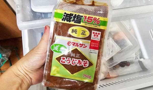 袋入りの味噌を驚くほど簡単に容器に移し替える方法　「早く知りたかった」「絶対やる」