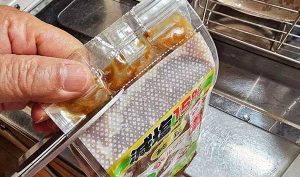 袋入りの味噌を驚くほど簡単に容器に移し替える方法　「早く知りたかった」「絶対やる」