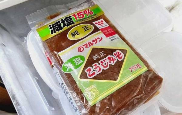 袋入りの味噌を驚くほど簡単に容器に移し替える方法　「早く知りたかった」「絶対やる」