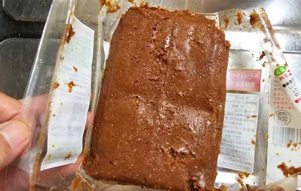 袋入りの味噌を驚くほど簡単に容器に移し替える方法　「早く知りたかった」「絶対やる」