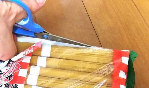 「なぜ今までこうしなかった」　パスタの袋はこう開けるとすごく便利！