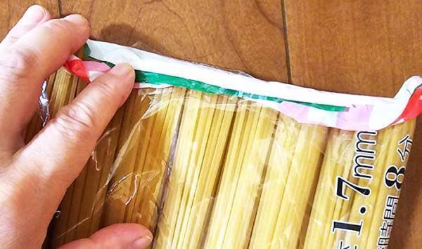 「なぜ今までこうしなかった」　パスタの袋はこう開けるとすごく便利！