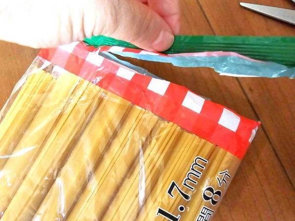 「なぜ今までこうしなかった」　パスタの袋はこう開けるとすごく便利！