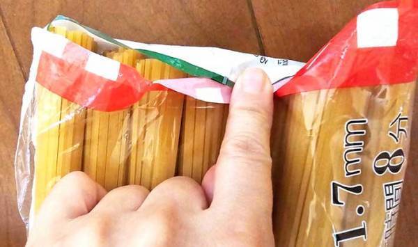 「なぜ今までこうしなかった」　パスタの袋はこう開けるとすごく便利！