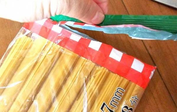 「なぜ今までこうしなかった」　パスタの袋はこう開けるとすごく便利！
