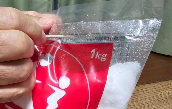 開けるとこぼれる砂糖の袋　アレで一刺しするだけで？　「なんで！」「もうこぼさない」
