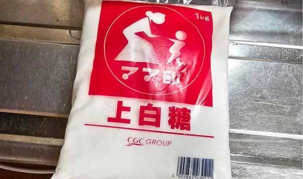 開けるとこぼれる砂糖の袋　アレで一刺しするだけで？　「なんで！」「もうこぼさない」