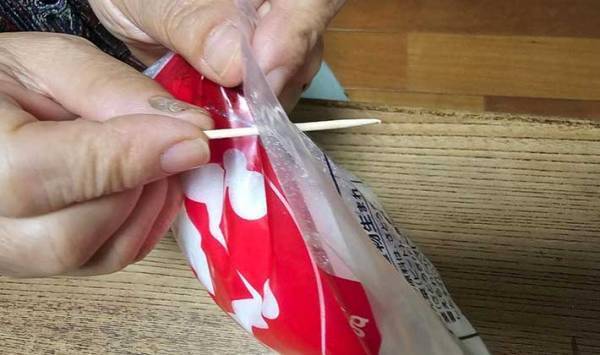 開けるとこぼれる砂糖の袋　アレで一刺しするだけで？　「なんで！」「もうこぼさない」