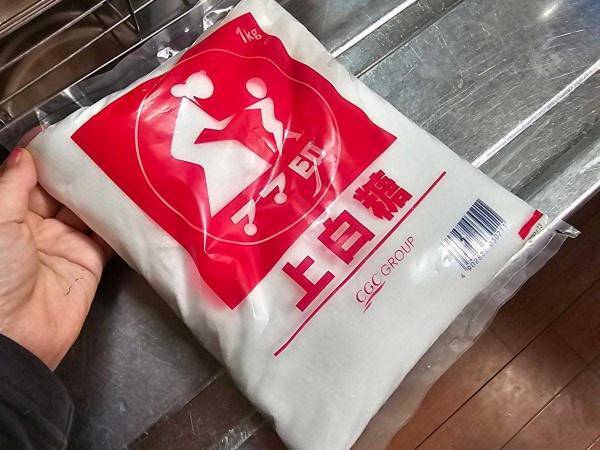 開けるとこぼれる砂糖の袋　アレで一刺しするだけで？　「なんで！」「もうこぼさない」