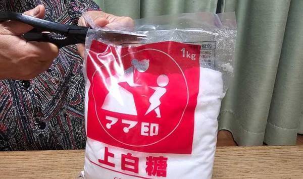開けるとこぼれる砂糖の袋　アレで一刺しするだけで？　「なんで！」「もうこぼさない」