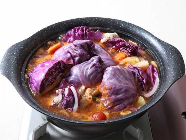 紫キャベツの鍋にギョッ！　ハロウィンにピッタリな鍋レシピに「魔女が作ったみたい」