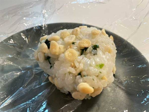 息子の友達が『食べたすぎて泣いた』おにぎり　連絡帳にレシピを書くよう求められて？