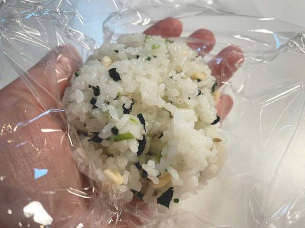 息子の友達が『食べたすぎて泣いた』おにぎり　連絡帳にレシピを書くよう求められて？