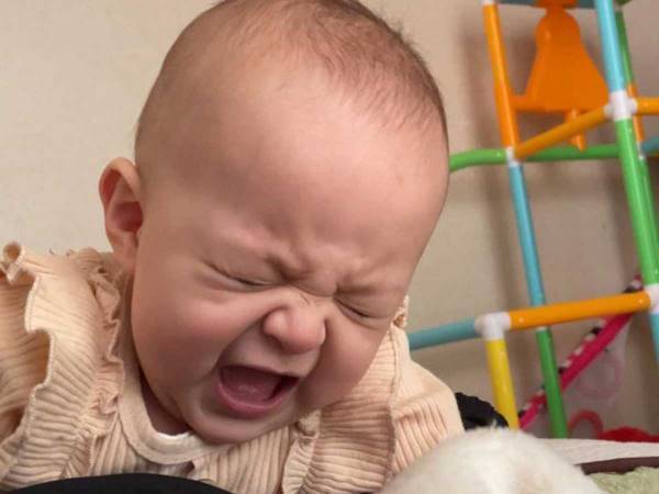 父親を母親と勘違いした、寝起きの１歳児　途中で気付くと？　「爆笑」「かわいすぎ」