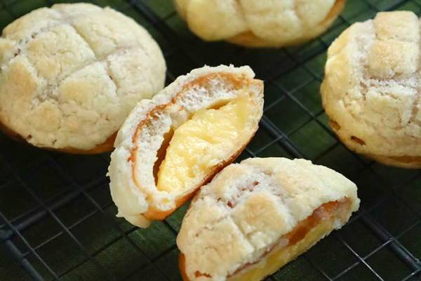 「恐ろしいものを作ってしまった」　『薄皮クリームパン』にクッキー生地をのせたら、最強