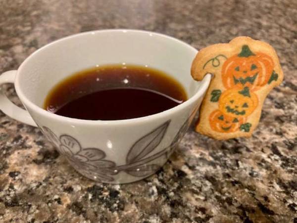 マグカップに引っ掛けるだけで鬼かわ！　カルディの『マグハンガークッキー』を試してみた