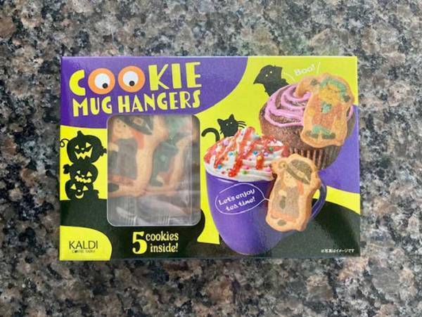 マグカップに引っ掛けるだけで鬼かわ！　カルディの『マグハンガークッキー』を試してみた