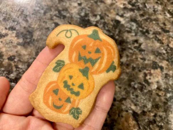 マグカップに引っ掛けるだけで鬼かわ！　カルディの『マグハンガークッキー』を試してみた