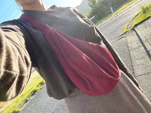 海外で大ブレイク！　ユニクロのミニショルダーバッグに「小さいのにすごっ」「大満足」