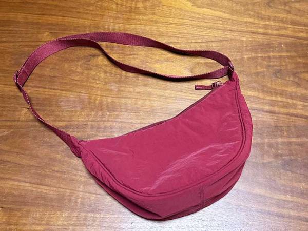 海外で大ブレイク！　ユニクロのミニショルダーバッグに「小さいのにすごっ」「大満足」
