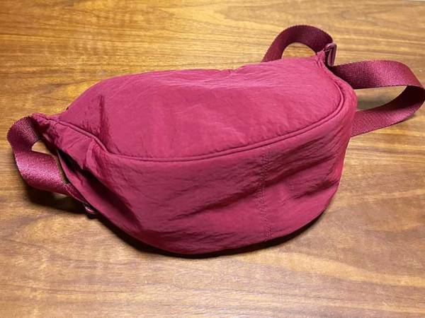 海外で大ブレイク！　ユニクロのミニショルダーバッグに「小さいのにすごっ」「大満足」