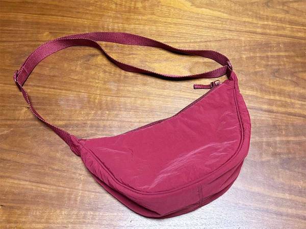 海外で大ブレイク！　ユニクロのミニショルダーバッグに「小さいのにすごっ」「大満足」