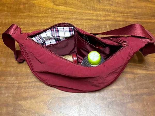 海外で大ブレイク！　ユニクロのミニショルダーバッグに「小さいのにすごっ」「大満足」