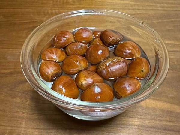硬すぎる栗の皮、どうやって剥いてる？　つるりと剥けるコツに「意外と簡単！」