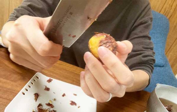 硬すぎる栗の皮、どうやって剥いてる？　つるりと剥けるコツに「意外と簡単！」