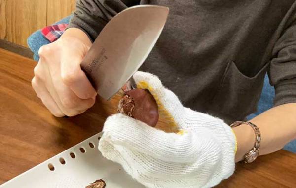 硬すぎる栗の皮、どうやって剥いてる？　つるりと剥けるコツに「意外と簡単！」