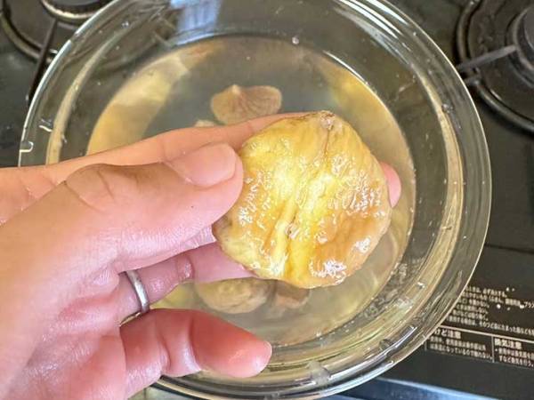 硬すぎる栗の皮、どうやって剥いてる？　つるりと剥けるコツに「意外と簡単！」