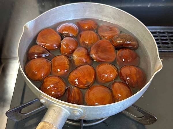硬すぎる栗の皮、どうやって剥いてる？　つるりと剥けるコツに「意外と簡単！」