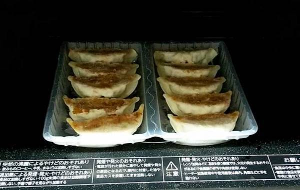 便利な冷凍餃子　アレを乗せてチンするだけで？　「大胆すぎる！」「もはや別物」