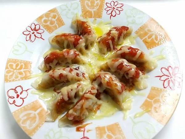 便利な冷凍餃子　アレを乗せてチンするだけで？　「大胆すぎる！」「もはや別物」