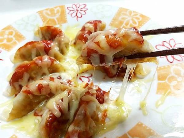 便利な冷凍餃子　アレを乗せてチンするだけで？　「大胆すぎる！」「もはや別物」