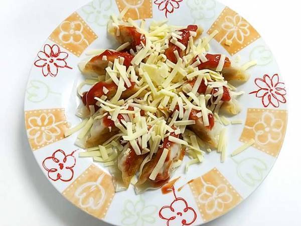 便利な冷凍餃子　アレを乗せてチンするだけで？　「大胆すぎる！」「もはや別物」