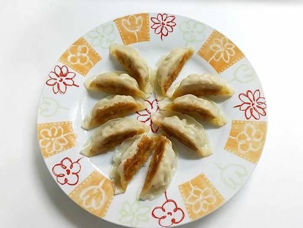 便利な冷凍餃子　アレを乗せてチンするだけで？　「大胆すぎる！」「もはや別物」